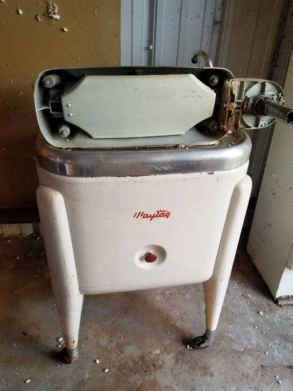 lot 26 image: Vintage Maytag Wringer Washer