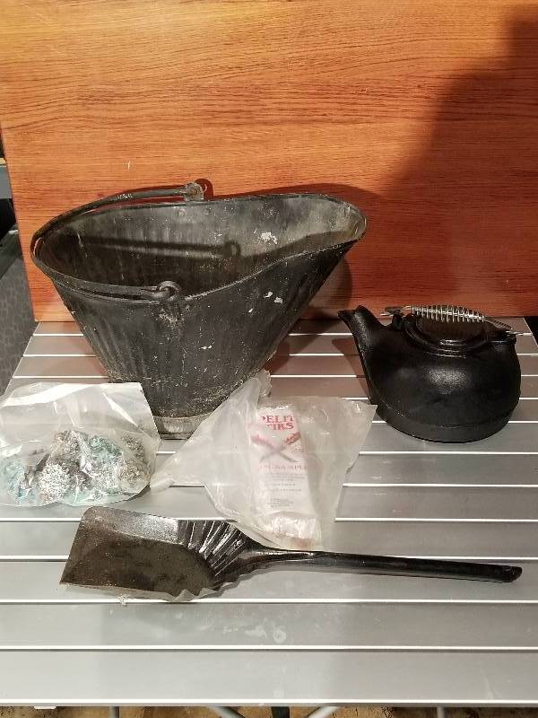 lot 59 image: Cast Iron Kettle & Metal Coal Bucket