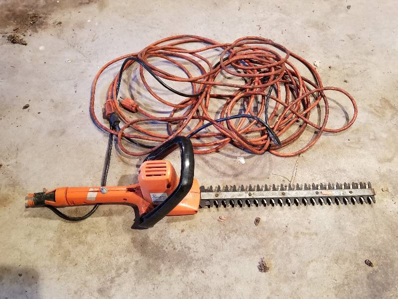 lot 129 image: Black Decker Hedge Trimmer