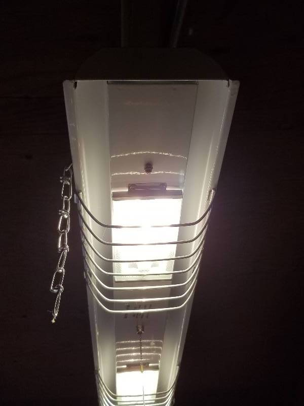 lot 158 image: Hanging Shop Light, 3ft