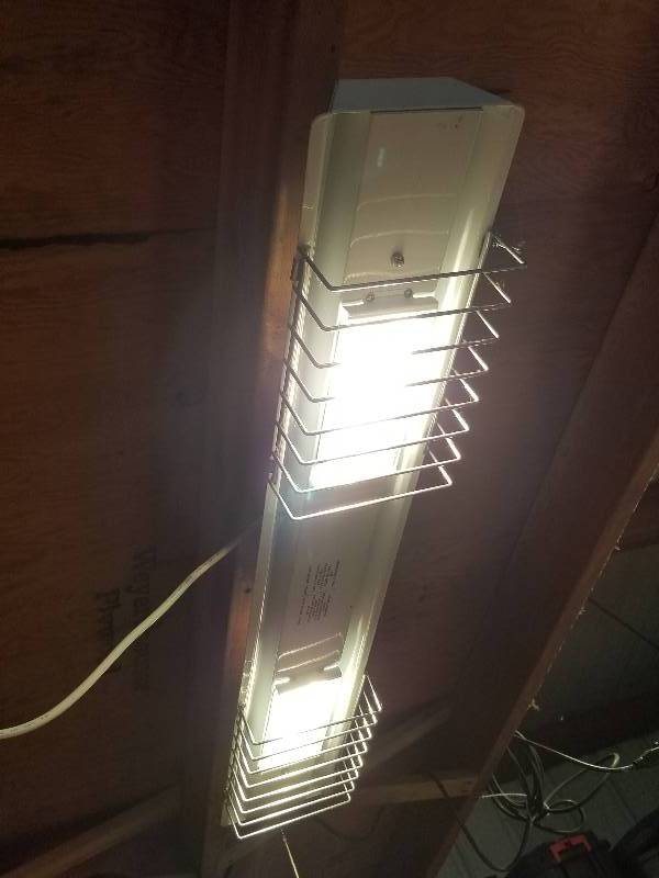 lot 159 image: Hanging Shop Light, 3ft
