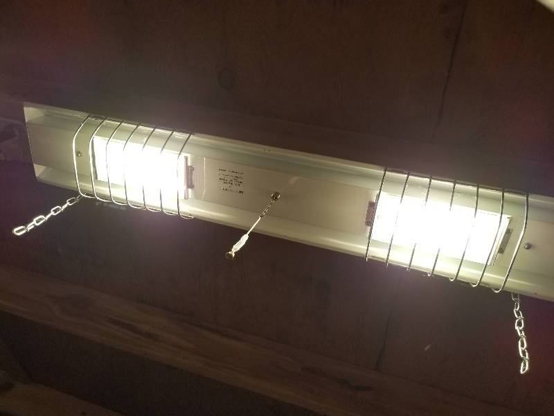 lot 160 image: Hanging Shop Light, 3ft