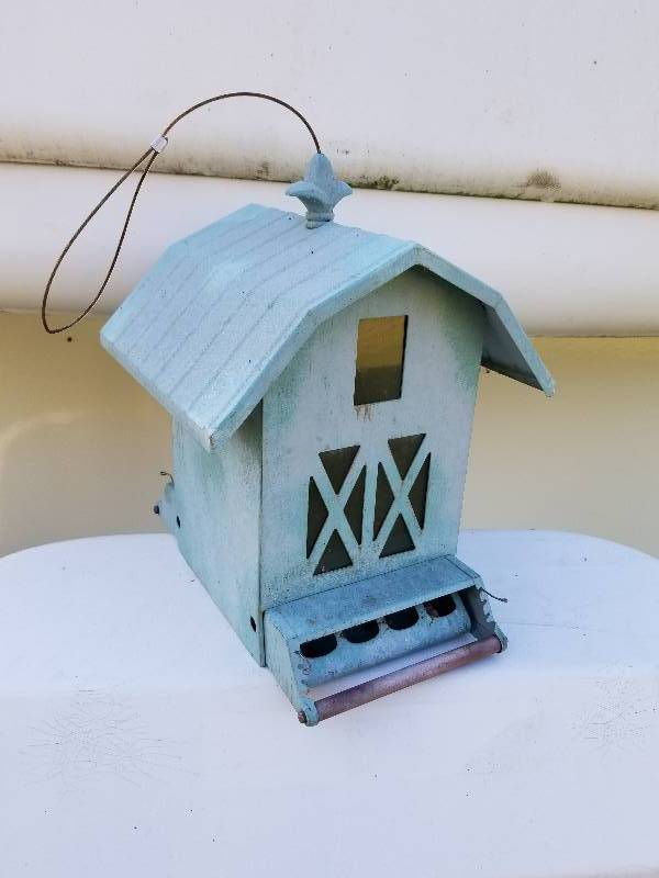 lot 178 image: Metal Birdfeeder - Barn