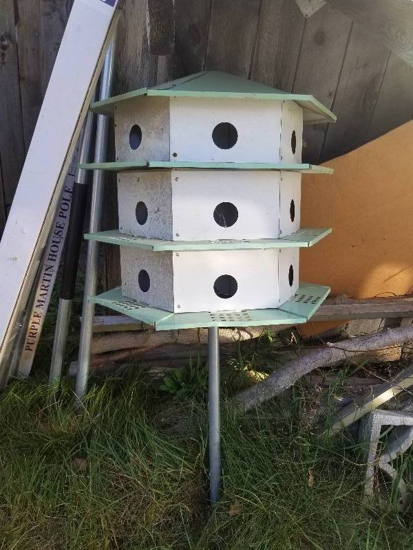 lot 181 image: Large Metal Martin Birdhouse