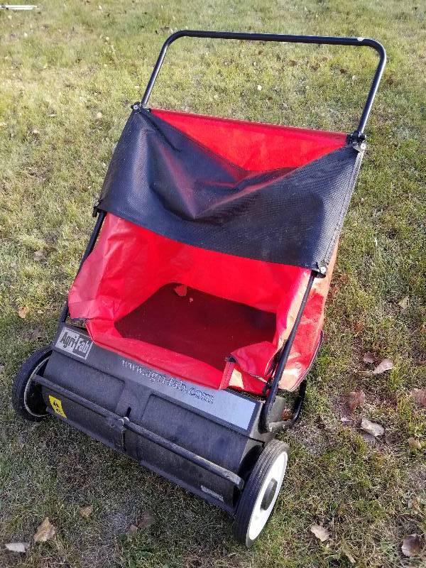 lot 204 image: Agri-Fab Push Lawn Leaf Sweeper