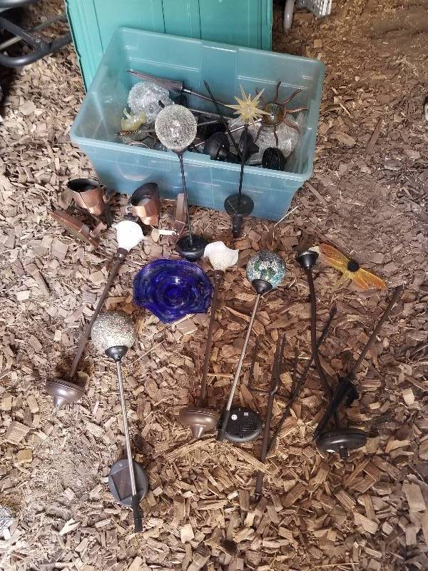 lot 209 image: Lot - Misc Solar Gazing Ball Lights, Etc