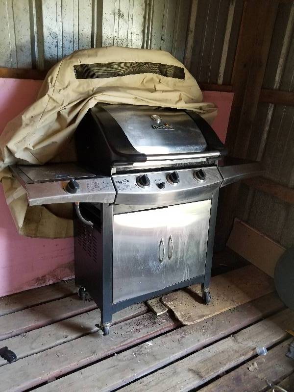 lot 228 image: Char Broil Propane Gas Grill