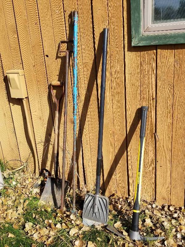 lot 242 image: Lot - Longhandled - Shovel, Chisels, Pick Axe