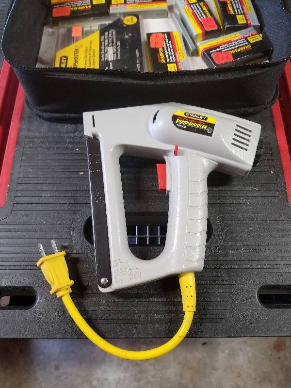 lot 321 image: Stanley Sharp Shooter Electric Stapler and Staples