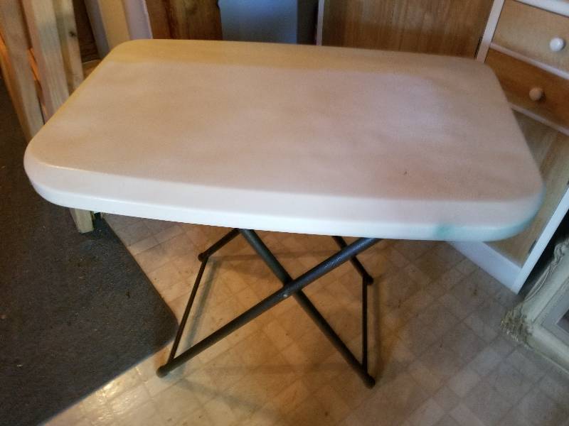 lot 387 image: Cosco 20x30 Folding Table