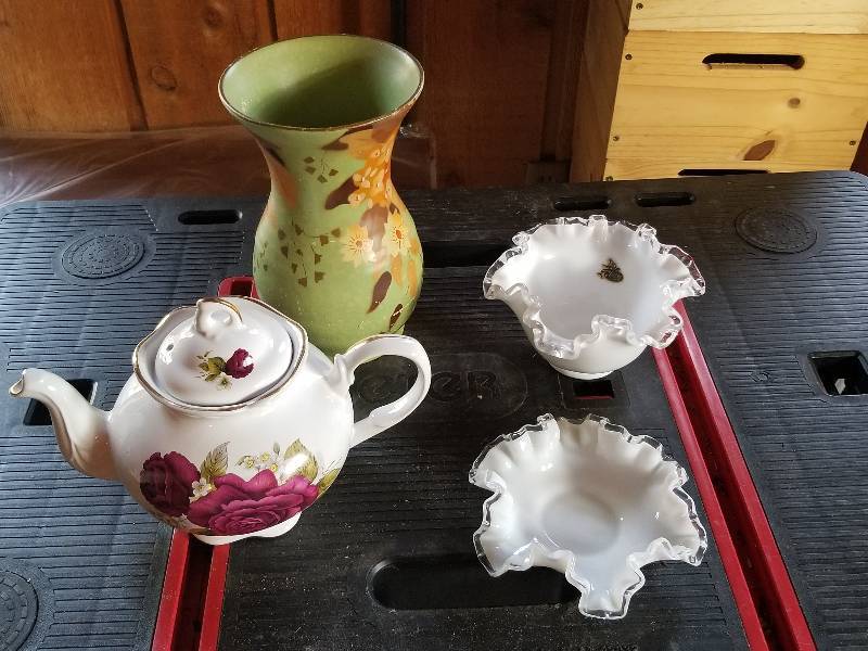 lot 403 image: Lot - Vintage Glassware - Fenton Silvercrest, Stafforshire England TeaPot, Galmin England Vase