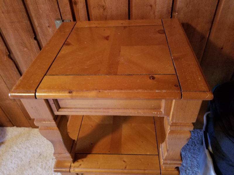 lot 422 image: Pair Side Tables, 20x24x22 each, scratched