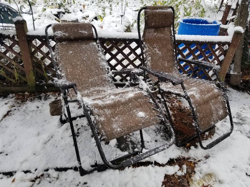 lot 453 image: Pair Folding Patio Lounge Chairs