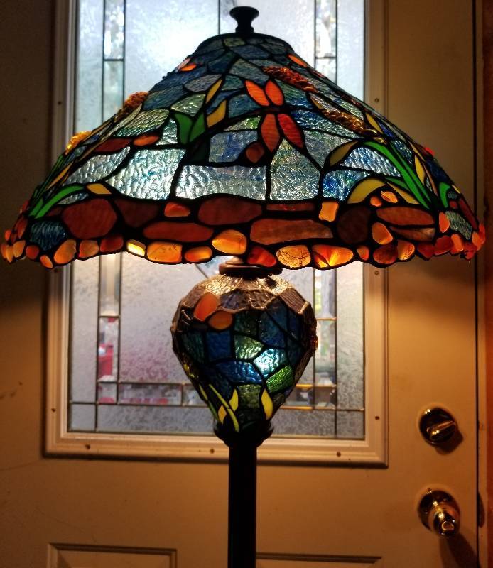 lot 409 image: Gorgeous Butterfly Themed Floor Lamp, 64 high