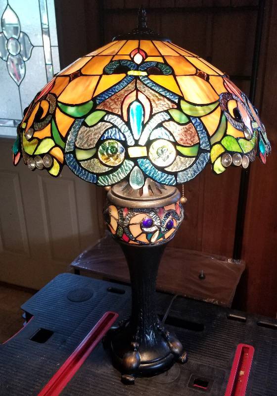 lot 410 image: Gorgeous StainedLead Glass Look Table Lamp, 30 high