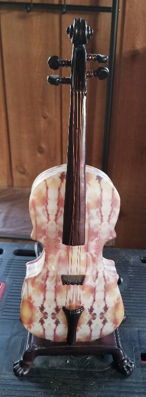 lot 411 image: Glass Violin Lamp, Very cool.  20 High, Needs light bulb