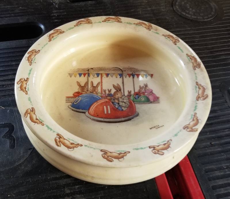 lot 417 image: Lot - Vintage Bunnykins Child Bowl, Trivets, Silvercrest Dish