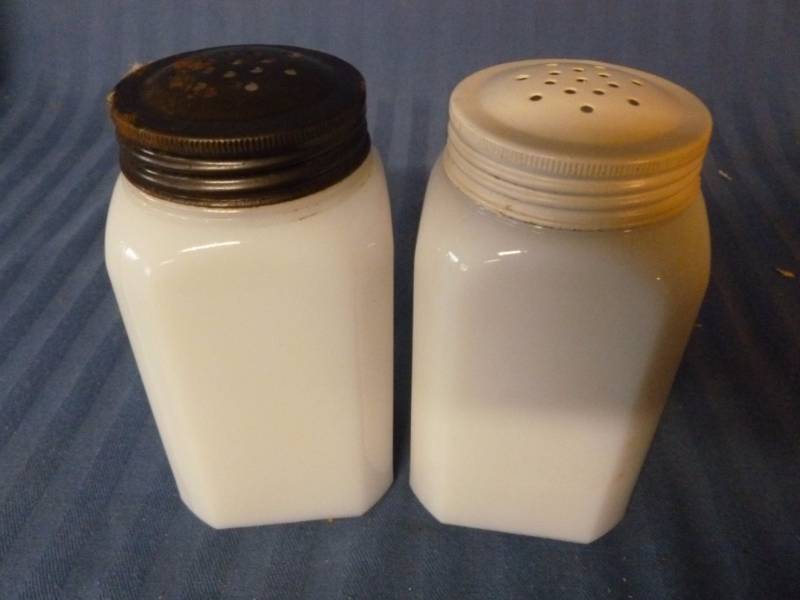 Salt & Pepper Shaker Set