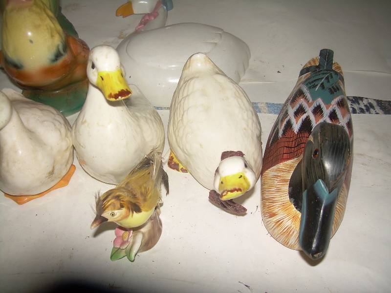 GLASS GEESE 1 GLASS CHICKEN 1 WOODEN DUCK