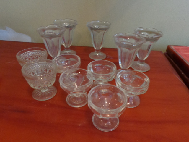 lot 21 image: Ice Cream Sundae Dishes