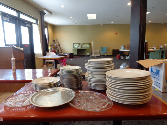 lot 42 image: Restaurant Dinnerware