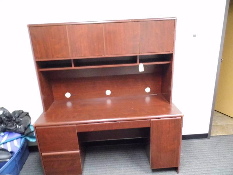 Desk w Hutch