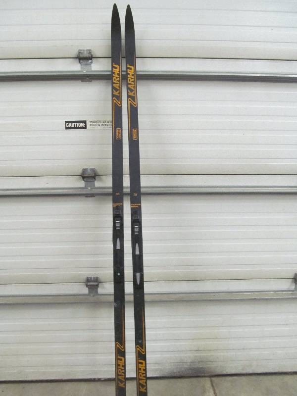 skis