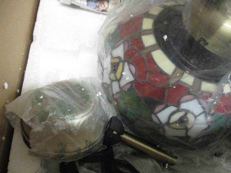 3 Bulb Tiffany Style Table Lamp ope...