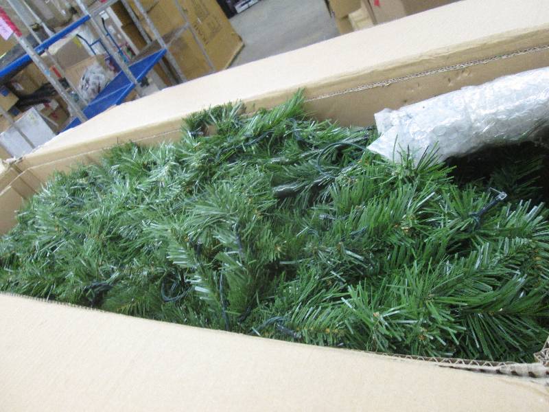 Pre-Lit Traditional Tree with clear...