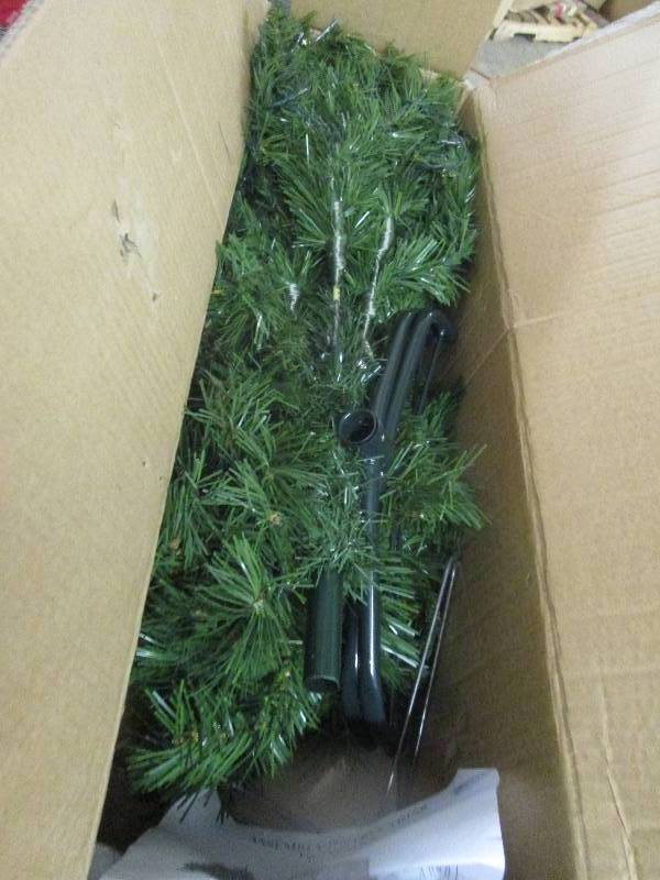 Pre-Lit Traditional Tree open box, ...