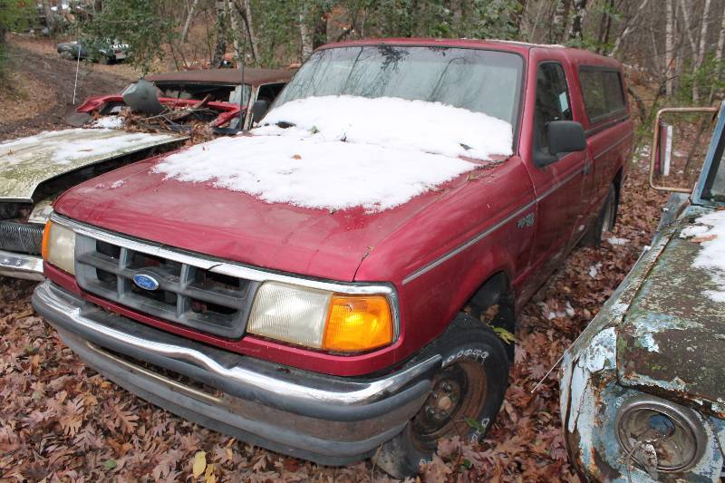 lot 56 image: 1993 Ford F-150 Pickup with Topper