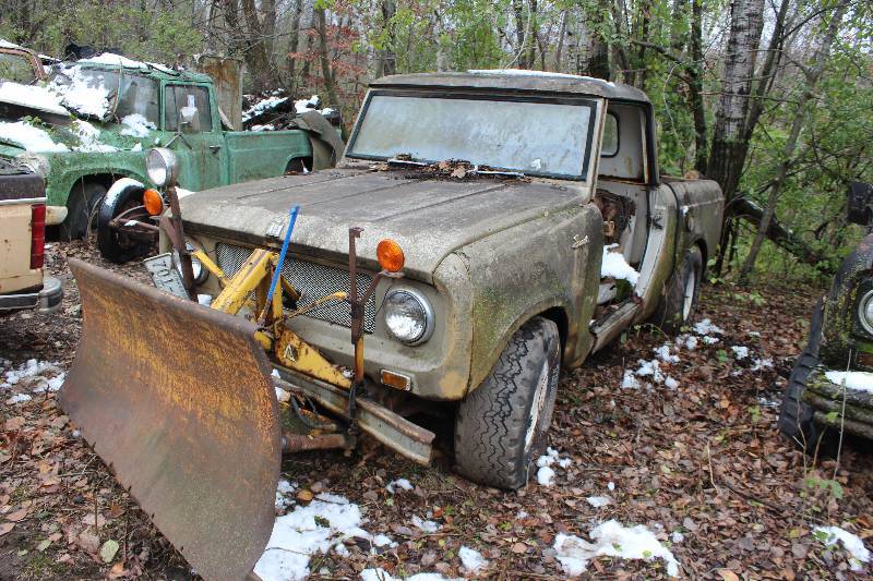 lot 24 image: 1971 International Truck With Plow