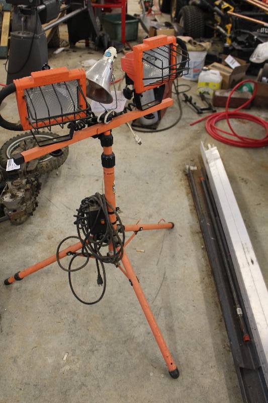 lot 68 image: Dual Lamp Tripod-Mount Work Light