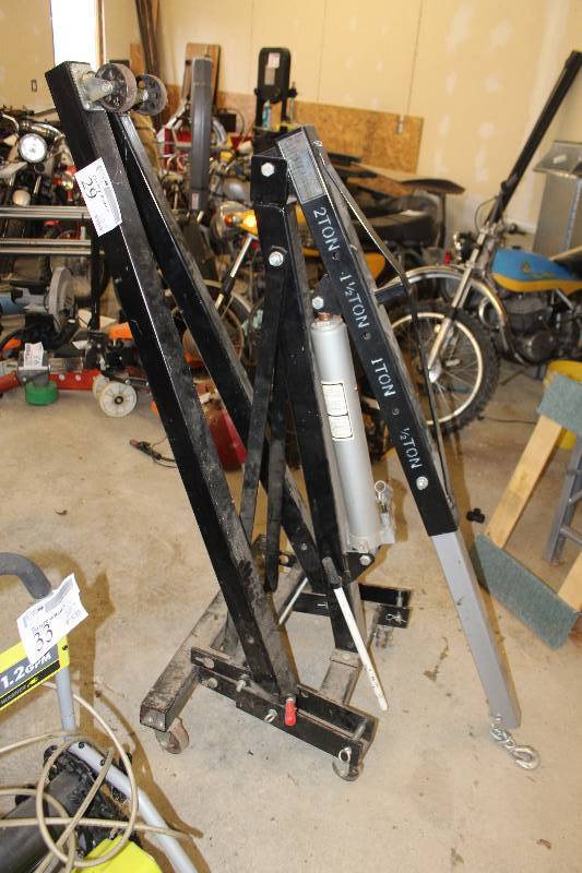 lot 29 image: Folding Engine Hoist with8-Ton Long Ram Jack