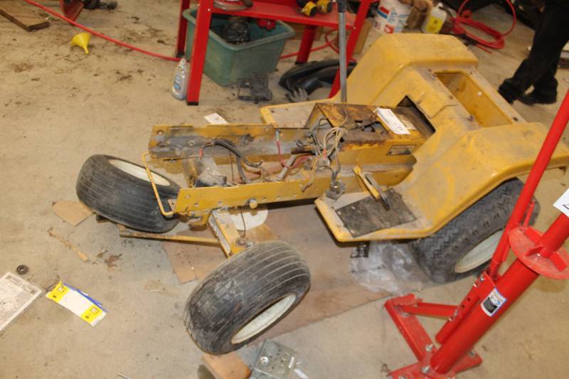 lot 97 image: International Harvester Riding Lawn Mower Chassis Parts