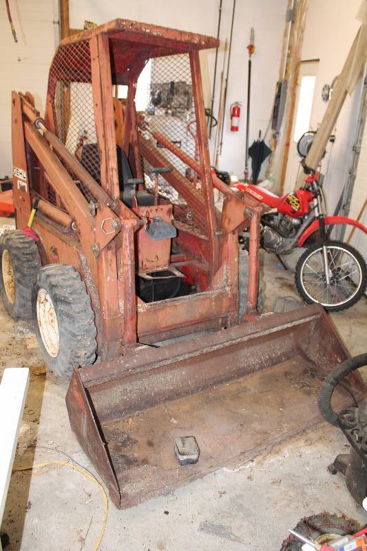 lot 6 image: Gehl 400 Skid Loader w Bucket