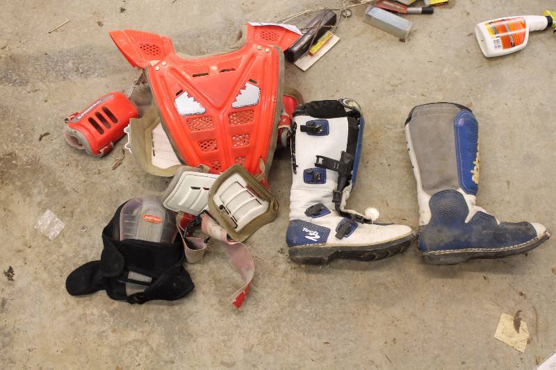 lot 117 image: Motocross Rider Gear Includes Chest Protector w Shoulder Pads, Boots, Elbow & Knee Pads, Shin Guards