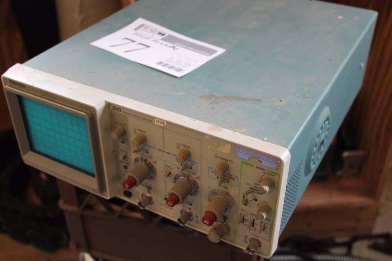lot 77 image: Tektronics 2213 80MHz Analog Oscilloscope