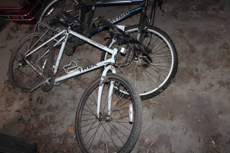 lot 172 image: Lot of (2) Off-Road Bikes Includes Trek, Raleigh