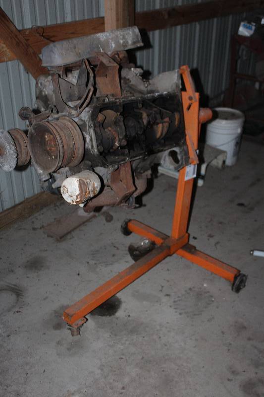 lot 202 image: Engine w Engine Stand