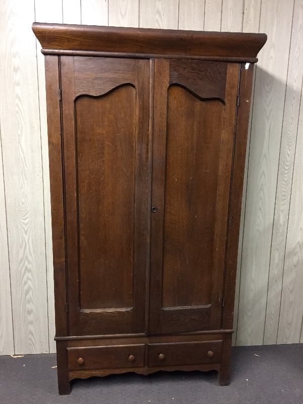 lot 1 image: Antique Oak Wardrobe