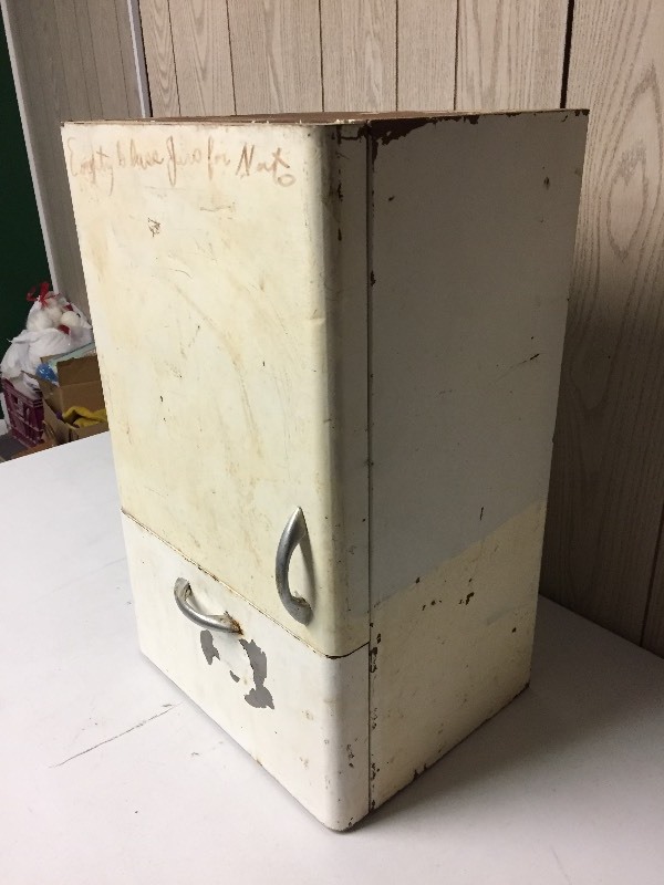 lot 6 image: Metal Wall Cabinet