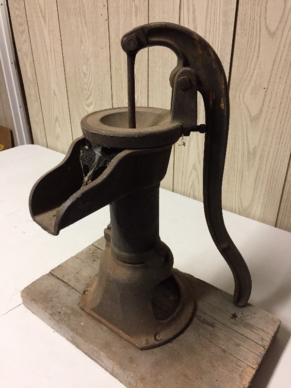lot 7 image: Antique Water Pump
