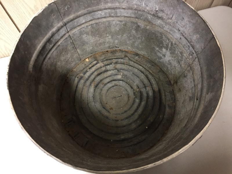 lot 13 image: Metal Wash Tub