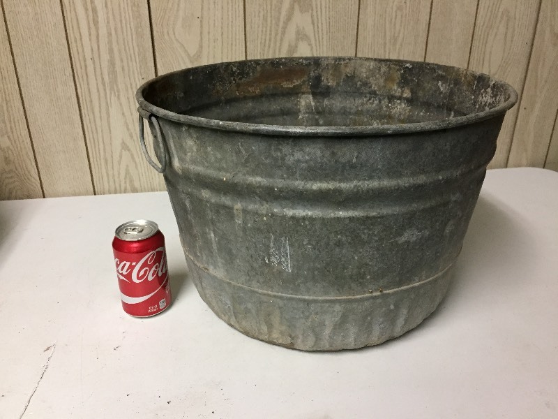 lot 16 image: Metal Handled Wash Tub