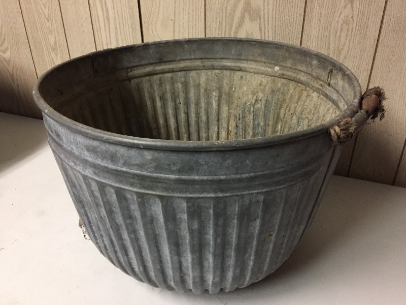 lot 17 image: Franklin Ribbed Metal Wash Tub