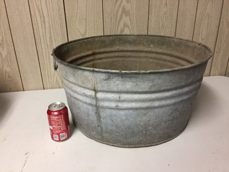 lot 18 image: Metal Handled Wash Tub