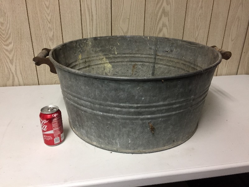 lot 19 image: Wooden Handled Metal Wash Tub