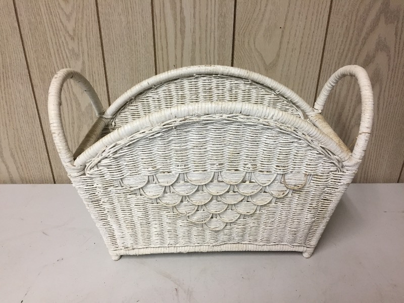 lot 44 image: White Wicker Magazine Rack  Holder