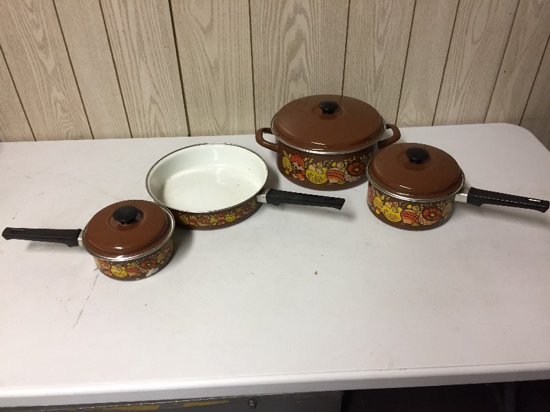 lot 58 image: Vintage Pots & Pan Set